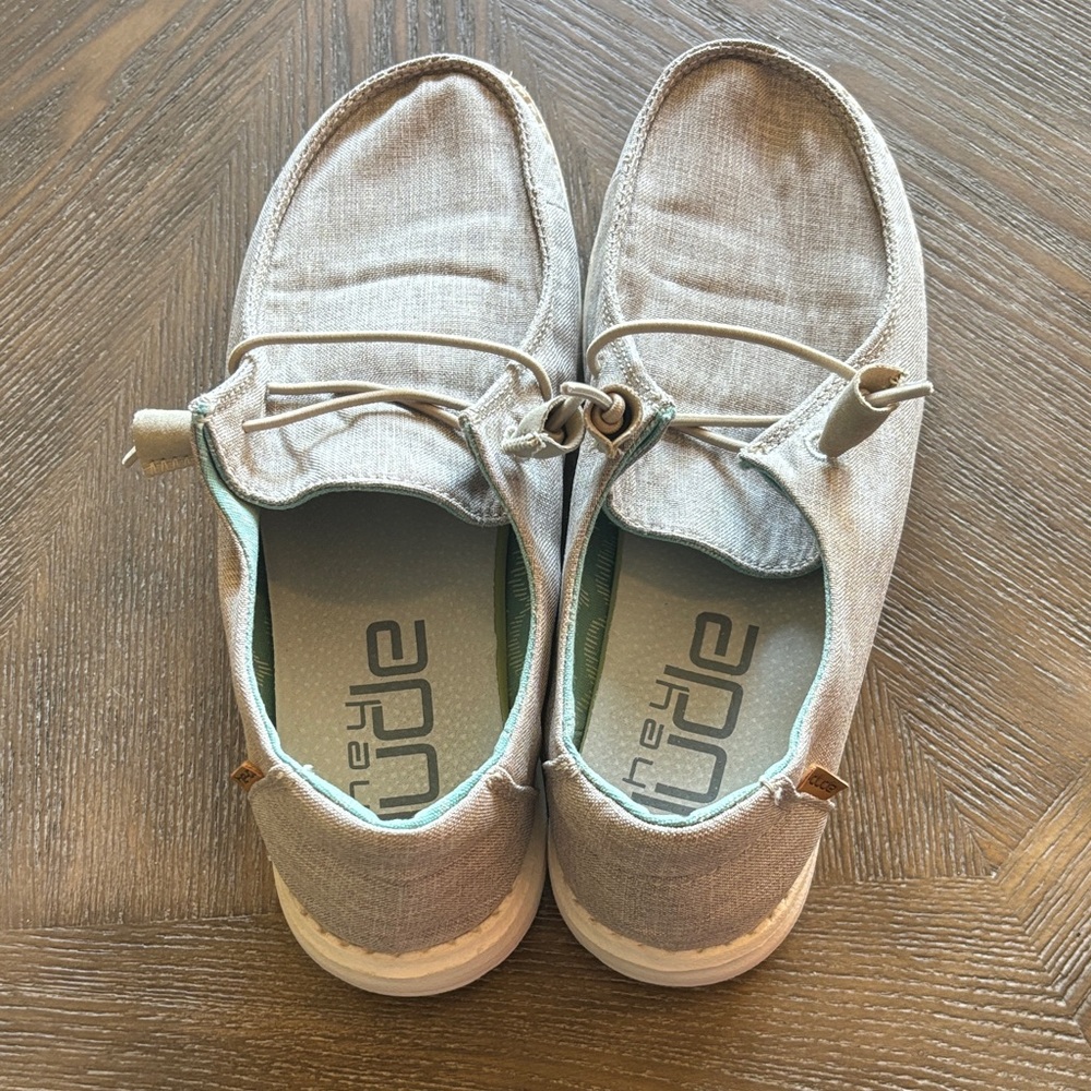 Hey Dude Light Tan Slip-On Shoes Size L6-Y5